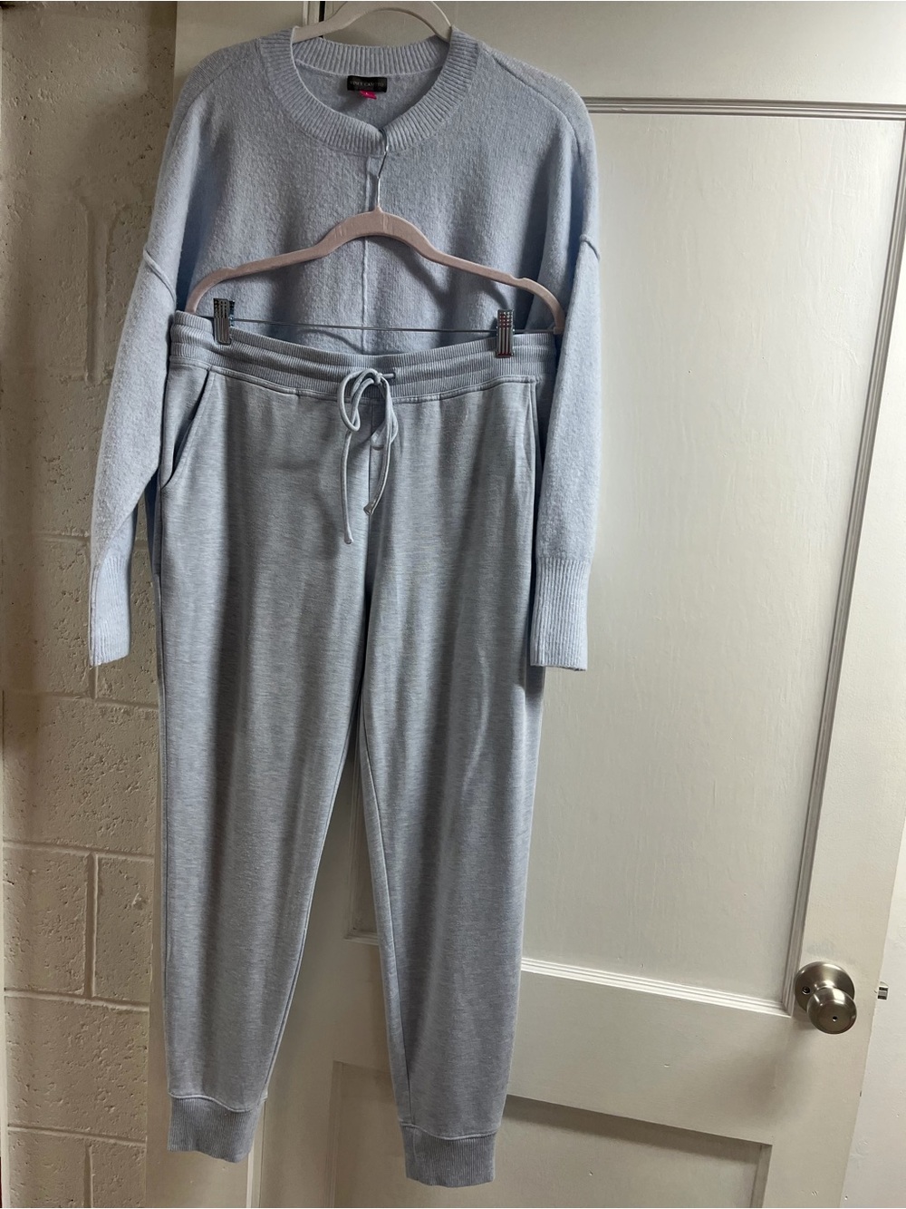 2 pc Vineyard Vines Light fleece pants/Vince Camuto Blue Crewneck Sweater